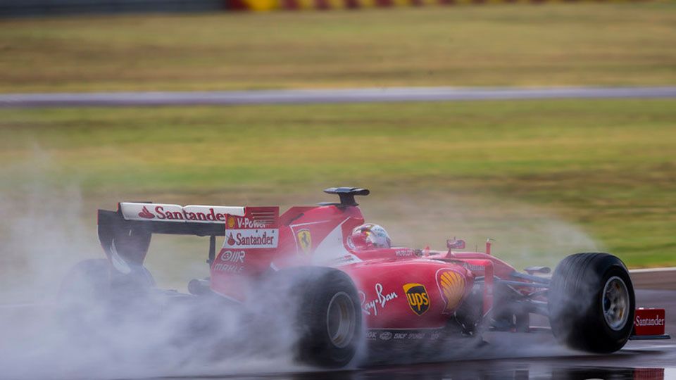 Sebastian Vettel saat mengalami kecekaan. Copyright: © skysports.com